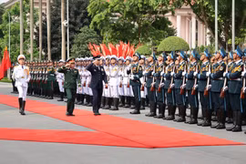 Đại tướng Nguyễn Tân Cương, Tổng Tham mưu trưởng Quân đội nhân dân Việt Nam, Thứ trưởng Bộ Quốc phòng và Đại tướng Uchikura Hiroaki, Tham mưu trưởng Liên quân Nhật Bản duyệt đội danh dự Quân đội nhân dân Việt Nam. (Ảnh: Hằng Trần/Vietnam+)