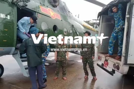 Chuẩn bị hậu cần cho đội bay tiếp cận các xã bị lũ lụt. (Ảnh: BQP cung cấp)