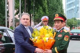 Đại tướng Phan Văn Giang chào đón Bộ trưởng Vugar Mustafayev tới thăm và làm việc với Bộ Quốc phòng Việt Nam. (Ảnh: HP/BQP)