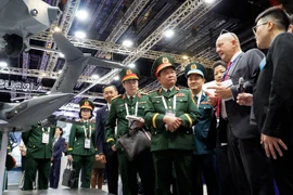 Thượng tướng Hoàng Xuân Chiến, Ủy viên Thường vụ Quân ủy Trung ương, Thứ trưởng Bộ Quốc phòng thăm gian hàng của Airbus. (Ảnh: BQP)