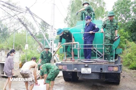 Bộ đội Biên phòng Nha Trang đưa nước sạch đến với bà con vùng lũ Đồng Rọ