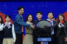 Các đại biểu nhấn nút khai mạc Ngày hội An toàn trực tuyến “Không Một Mình”. (Ảnh: PV/Vietnam+)