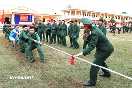 Trò chơi kéo co mang đến không khí sôi nổi, gắn kết đồng đội trong ngày xuân tại doanh trại. (Ảnh: Hằng Trần/Vietnam+)