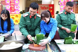 Tết Bính Ngọ lính trẻ xa nhà, chan chứa tình đồng đội