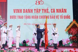 Công an Thành phố Hà Nội vinh dự đón nhận Huân chương Bảo vệ Tổ quốc hạng Nhất. (Ảnh: Trung Kiên/TTXVN)