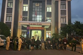 Cảnh sát giao thông Sơn La xử lý 13 thanh thiếu niên tụ tập, chạy xe dàn hàng ngang, phóng nhanh, vi phạm nhiều lỗi, gây mất trật tự an toàn giao thông. (Ảnh: CACC)