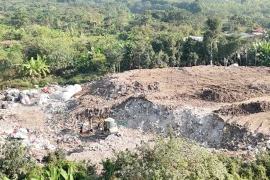 Toàn cảnh khu đất các đối tượng san lấp trái phép trạc thải xây dựng nhằm trục lợi. (Ảnh: CAHN)