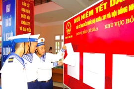 Cán bộ, chiến sĩ Vùng 2 Hải quân bày tỏ niềm vinh dự khi là đơn vị đầu tiên của cả nước thực hiện nhiệm vụ bầu cử sớm. (Ảnh: BQP)