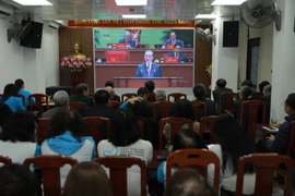 Cán bộ, đảng viên và Nhân dân phường Ba Đình theo dõi phiên khai mạc Đại hội Đại biểu toàn quốc lần thứ XIV của Đảng tại điểm cầu trực tuyến do Ủy ban Mặt trận Tổ quốc Việt Nam phường Ba Đình tổ chức. (Ảnh: PV/Vietnam+)