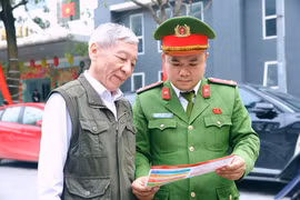 Lực lượng Công an cơ sở rà soát, cập nhật dữ liệu cử tri tại khu dân cư trên địa bàn Hà Nội. (Ảnh: PV/Vietnam+)