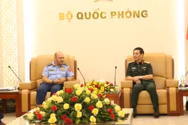 Đại tướng Phan Văn Giang và Trung tướng Ibrahim Nasser Mohammed Al Alawi tại buổi tiếp. (Ảnh: PV/Vietnam+)