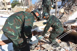 Đội công binh tìm cách tiếp cận nạn nhân. (Ảnh: Hoàng Vũ/Vietnam+)