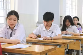 Nhiều thí sinh bật khóc sau khi thi môn Toán vào lớp 10 Hà Nội 