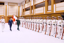 Bộ trưởng Bộ Quốc phòng Nhật Bản Koizumi Shinjiro chủ trì lễ đón chính thức Đại tướng Phan Văn Giang. (Ảnh: BQP)