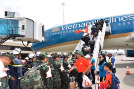 Đoàn cứu nạn, cứu hộ Việt Nam lên máy bay về nước tại sân bay quốc tế Simon Bolivar ở thành phố Maiquetia, bang La Guaira, Venezuela. (Ảnh: Hoàng Vũ/Vietnam+)