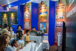 Các hoạt động tại "Bức tường An ninh mạng" được thiết kế phù hợp với nhiều nhóm đối tượng, từ học sinh, sinh viên đến người cao tuổi. (Ảnh: BCA)