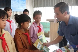 Nhà xuất bản Giáo dục Việt Nam trao hơn 1,2 triệu cuốn sách cho học sinh vùng lũ
