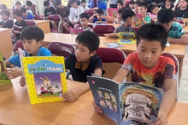 Nhà xuất bản Giáo dục Việt Nam trao hơn 1,2 triệu cuốn sách cho học sinh vùng lũ