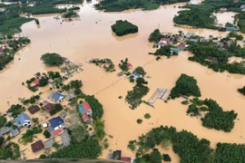 Trực thăng Trung đoàn 916 khẩn cấp cứu trợ, vận chuyển lương thực cho tỉnh Lạng Sơn