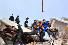 Đoàn cứu hộ Việt Nam phối hợp với lực lượng sở tại đưa thi thể nạn nhân ra khỏi công trình đổ sập, ngày 4/7 (giờ địa phương). (Ảnh: Hoàng Vũ/Vietnam+)