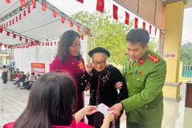 Công an Hà Nội tận tình hỗ trợ cử tri cao tuổi, sức khỏe yếu trong ngày bầu cử