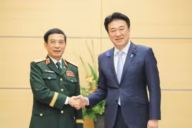 Đại tướng Phan Văn Giang và Chánh Văn phòng Nội các Kihara Minoru. (Ảnh: PV/Vietnam+)