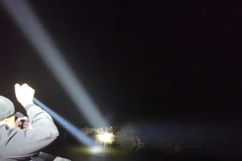 Lực lượng chức năng bắt giữ hai phương tiện thủy đang khai thác cát trái phép trên tuyến sông Lục Nam. (Ảnh: Cục CSGT)