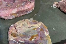 Bên trong kho lạnh chứa hàng chục tấn lòng lợn trôi nổi, cấp đông nhiều tháng