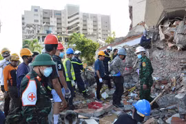 Dưới tiết trời oi bức, nắng nóng, đoàn Việt Nam tích cực tiến hành tìm kiếm tại các địa điểm xung quanh nơi thực hiện nhiệm vụ khi nhận được đề nghị hỗ trợ cụ thể từ gia đình người bị nạn. (Ảnh: Hoàng Vũ)