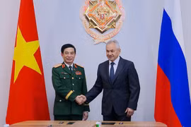 Đại tướng Phan Văn Giang hội kiến Đại tướng Sergei Shoigu, Thư ký Hội đồng An ninh Liên bang Nga tại Moscow. (Ảnh: BQP)
