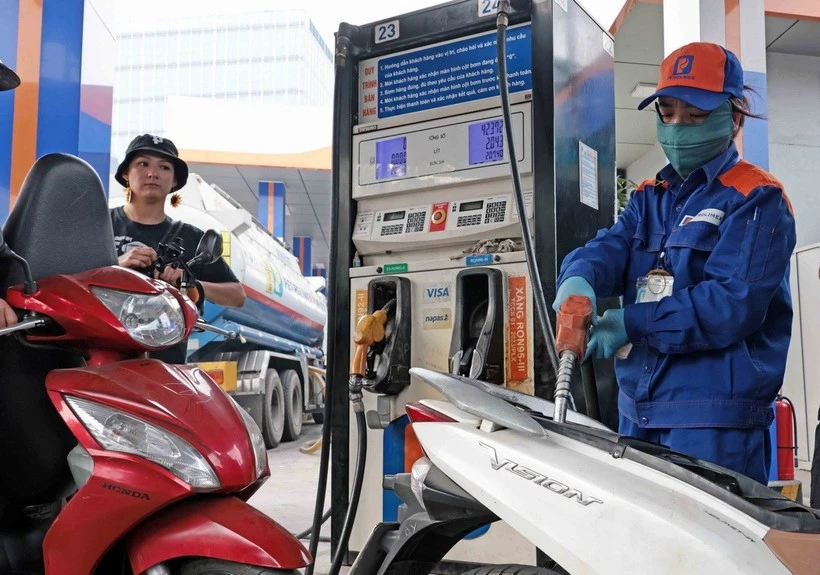 Giá xăng dầu đồng loạt tăng mạnh, RON95 lên 20.151 đồng mỗi lít