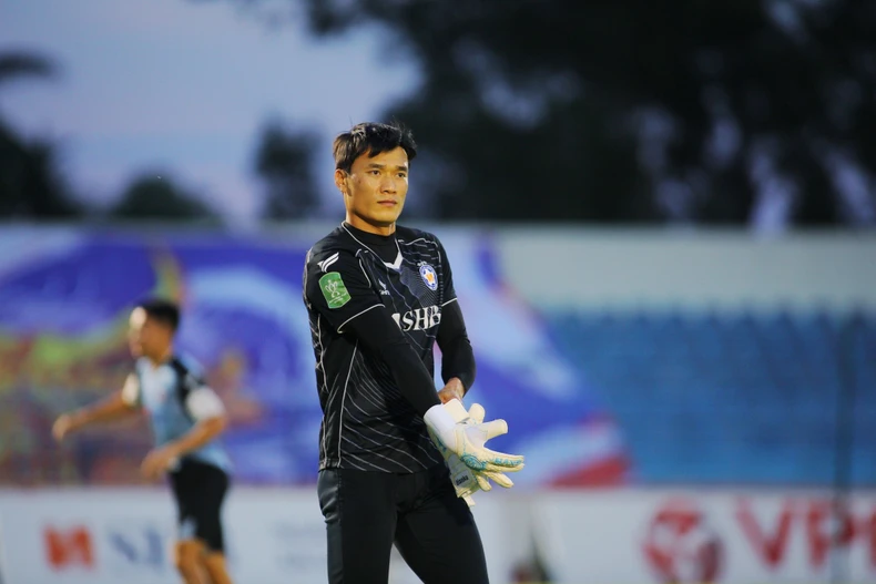 "Người hùng Thường Châu" Bùi Tiến Dũng tỏa sáng với pha bắt penalty trong trận cầu quyết định mùa giải của SHB Đà Nẵng. (Ảnh: SHB Đà Nẵng)