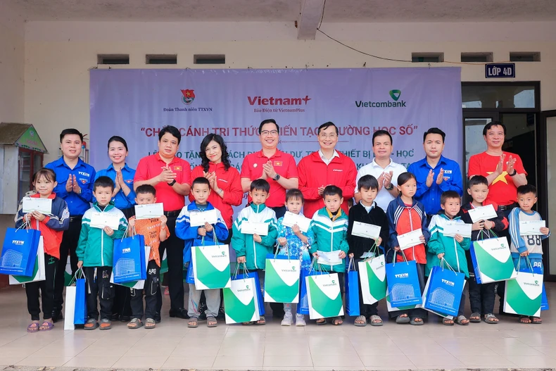Báo VietnamPlus và Vietcombank kiến tạo "trường học số" ở xã vùng cao tỉnh Thái Nguyên