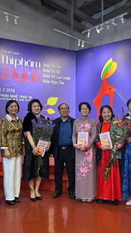 Nhà thơ Đoàn Thị Lam Luyến, Đoàn Thị Ký và Đoàn Thị Ngọc Thu cùng bạn bè trong buổi ra mắt "Thi phẩm Tứ nữ họ Đoàn". (Ảnh: PV/Vietnam+)
