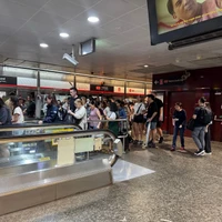 Người dân Singapore di chuyển tại ga tàu điện ngầm. (Ảnh: Đỗ Vân/TTXVN)