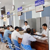 Trung tâm Phục vụ hành chính công xã Mộ Đức, Quảng Ngãi giải quyết hồ sơ cho hàng chục người dân mỗi ngày. (Ảnh: Đinh Hương/TTXVN)