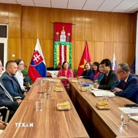 Đại sứ Việt Nam tại Slovakia Phạm Trường Giang tại cuộc gặp Thị trưởng Horné Saliby Pavol Dobosy. (Ảnh: TTXVN phát)