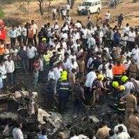 Hiện trường vụ rơi máy bay. (Nguồn: indianexpress.com)