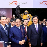 Thủ tướng Phạm Minh Chính tham các gian hàng tại triển lãm. (Ảnh: Tuấn Anh/TTXVN)