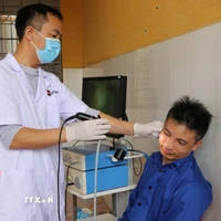 Bác sỹ Nguyễn Văn Thiết là người đã có 18 năm gắn bó với công việc chăm sóc sức khỏe cho những học viên cai nghiện. (Ảnh: Mạnh Minh/TTXVN)