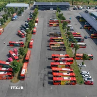 Phương tiện của Công ty CP Xe khách Phương Trang hoạt động tại Bến xe Trung tâm Cần Thơ. (Ảnh: Thanh Liêm/TTXVN)