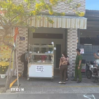 Đoàn kiểm tra của phường Vũng Tàu kiểm tra tiệm bánh mỳ mà 6 người có dấu hiệu ngộ độc sau khi ăn tại tiệm. (Ảnh: Hoàng Nhị/TTXVN)