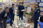 Lực lượng chức năng kiểm tra mặt hàng sữa. (Ảnh: PV/Vietnam+)