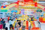 Người dân mua sắm hàng Tết tại siêu thị. (Ảnh: Đức Duy/Vietnam+)