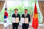 Bộ trưởng Nguyễn Hồng Diên và Bộ trưởng Bộ Thương mại, Công nghiệp và Năng lượng Hàn Quốc Kim Jungkwan ký kết thỏa thuận hợp tác. (Ảnh: PV/Vietnam+)