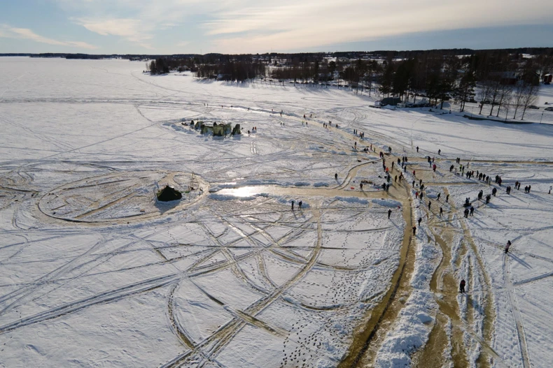 Đĩa băng xoay nhân tạo lớn nhất thế giới trên mặt hồ băng ở Phần Lan