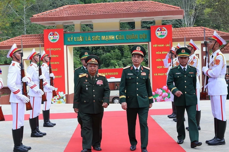 Đại tướng, Bộ trưởng Bộ Quốc phòng Phan Văn Giang và Đại tướng Chansamone Chanyalath, Phó Thủ tướng, Bộ trưởng Bộ Quốc phòng Lào đến thăm Đồn biên phòng Lóng Sập. (Ảnh: Trọng Đức/TTXVN)