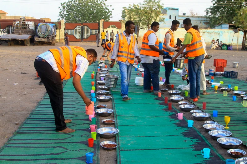 Tình nguyện viên chia suất ăn cứu trợ cho người tị nạn. (Ảnh: AFP/TTXVN)