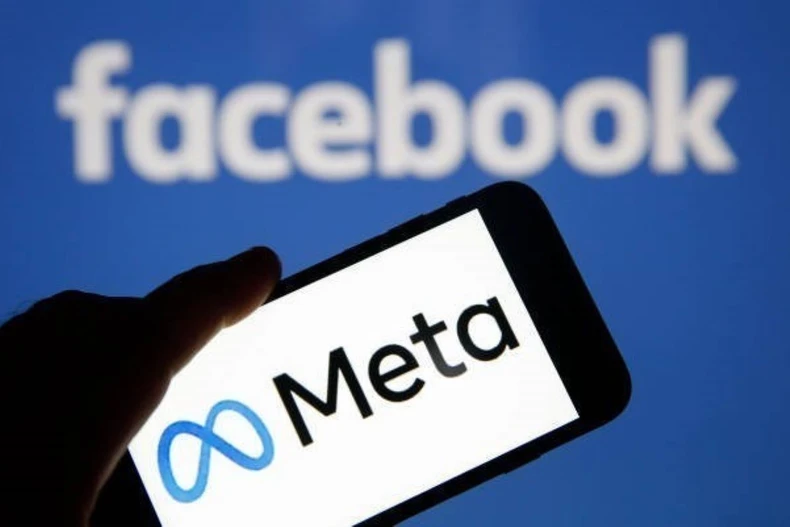 Biểu tượng Meta và Facebook trên màn hình điện thoại thông minh ở Paris, Pháp. (Ảnh: Getty Images/TTXVN)