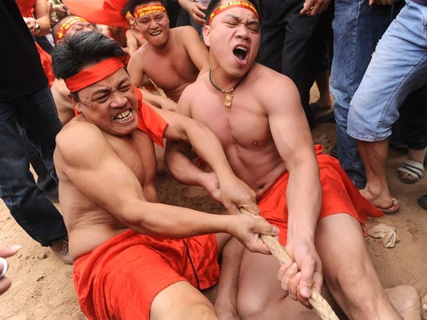 Nghi thức "Kéo co ngồi" ở Hội đền Trấn Vũ (Hà Nội). (Ảnh: TTXVN)